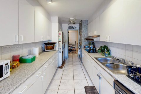 Villa ou maison à vendre à Miami, Floride: 4 chambres, 487.83 m2 № 1894228 - photo 18
