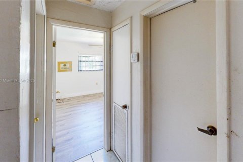 Villa ou maison à vendre à Miami, Floride: 4 chambres, 487.83 m2 № 1894228 - photo 12