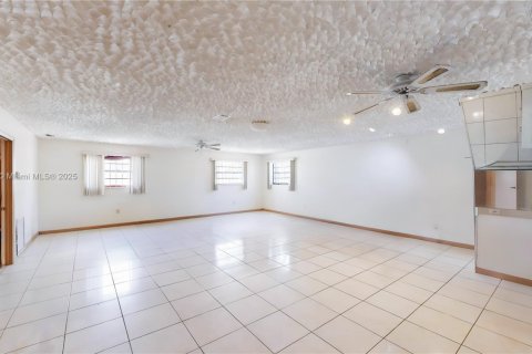 Villa ou maison à vendre à Miami, Floride: 4 chambres, 487.83 m2 № 1894228 - photo 27