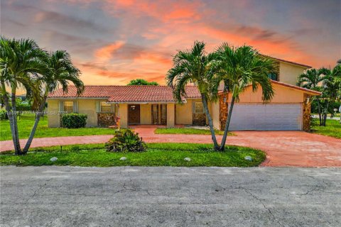Villa ou maison à vendre à Miami, Floride: 4 chambres, 487.83 m2 № 1894228 - photo 1