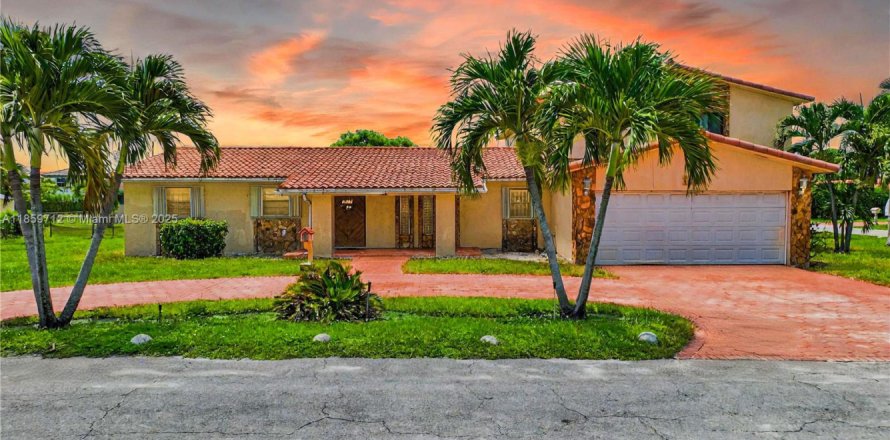 Villa ou maison à Miami, Floride 4 chambres, 487.83 m2 № 1894228