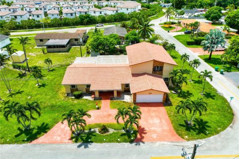 Villa ou maison à vendre à Miami, Floride: 4 chambres, 487.83 m2 № 1894228 - photo 2