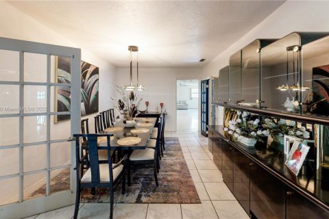 Villa ou maison à vendre à Miami, Floride: 4 chambres, 487.83 m2 № 1894228 - photo 14