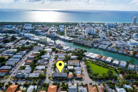 Снять в аренду квартиру в Майами-Бич, Флорида 2 спальни, 88.26м2, № 1984198 - фото 1