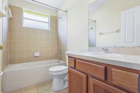 House in Fish Hawk, Florida 4 bedrooms, 156.26 sq.m. № 2258492 - photo 24