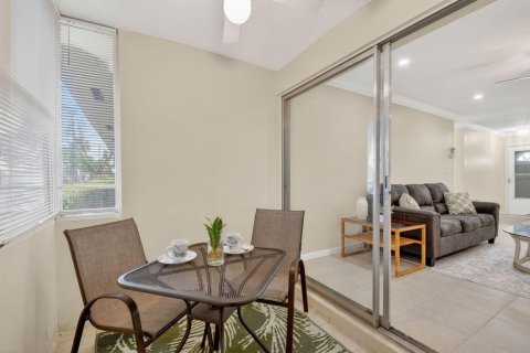 Condo in West Palm Beach, Florida, 2 bedrooms  № 2186586 - photo 3