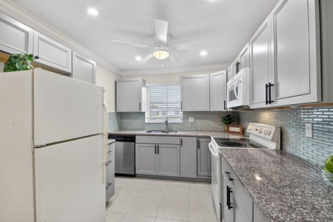 Condo in West Palm Beach, Florida, 2 bedrooms  № 2186586 - photo 10