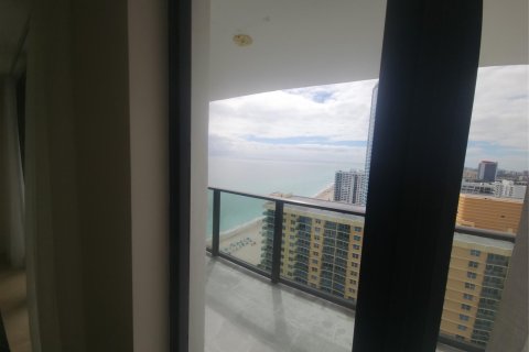 Condo in Hollywood, Florida, 2 bedrooms  № 993950 - photo 1