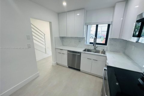 Townhouse in Hialeah, Florida 2 bedrooms, 116.13 sq.m. № 1969096 - photo 8