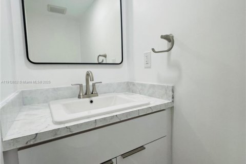 Townhouse in Hialeah, Florida 2 bedrooms, 116.13 sq.m. № 1969096 - photo 10