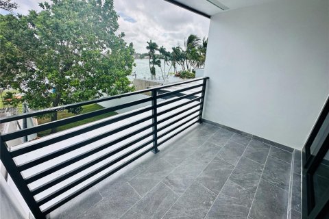 Townhouse in Hialeah, Florida 2 bedrooms, 116.13 sq.m. № 1969096 - photo 21