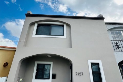 Townhouse in Hialeah, Florida 2 bedrooms, 116.13 sq.m. № 1969096 - photo 2