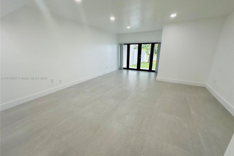 Townhouse in Hialeah, Florida 2 bedrooms, 116.13 sq.m. № 1969096 - photo 11