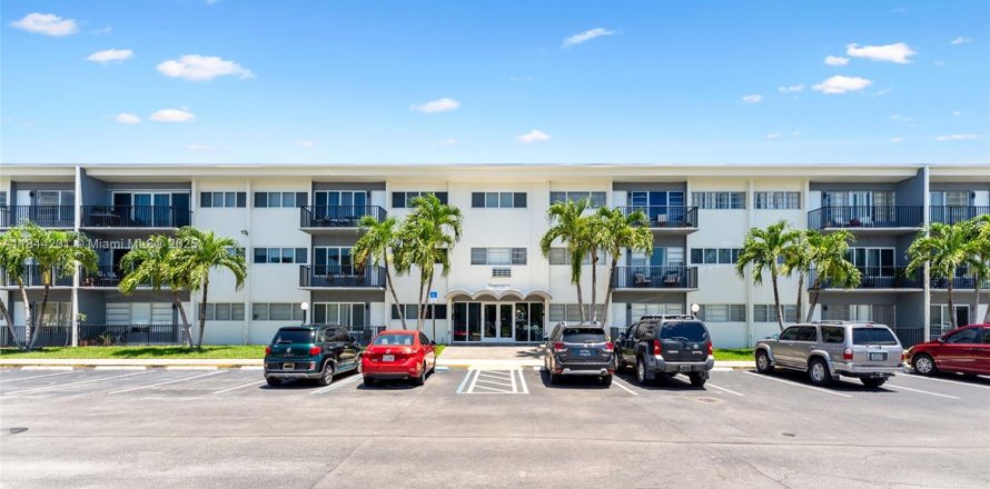 Condo in Miami, Florida, 2 bedrooms № 1839575