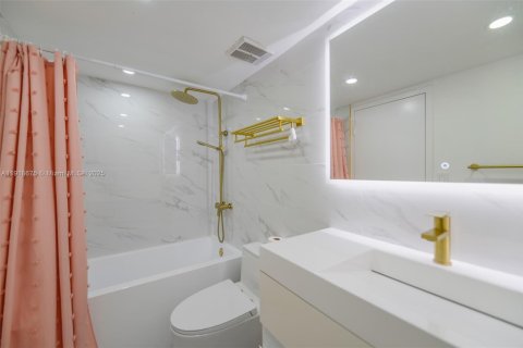 Condo in North Bay Village, Florida, 2 bedrooms  № 1973938 - photo 17