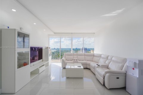 Condo in North Bay Village, Florida, 2 bedrooms  № 1973938 - photo 13