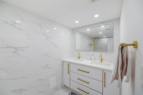 Condo in North Bay Village, Florida, 2 bedrooms  № 1973938 - photo 24