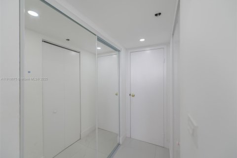 Condo in North Bay Village, Florida, 2 bedrooms  № 1973938 - photo 22