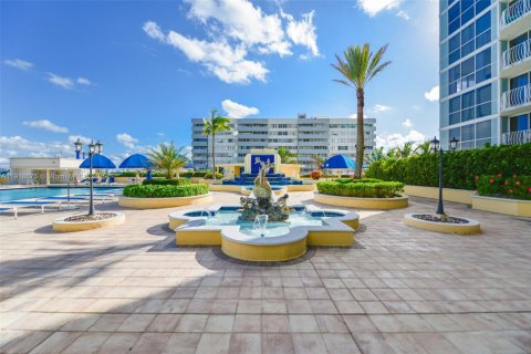 Condo in North Bay Village, Florida, 2 bedrooms  № 1973938 - photo 29