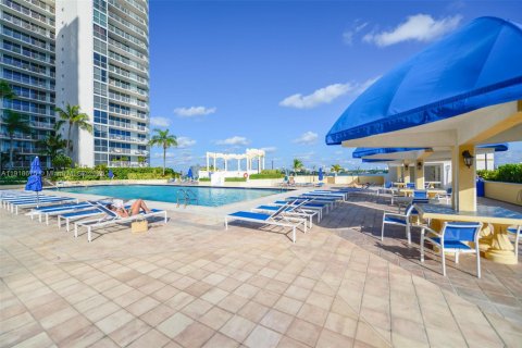 Condo in North Bay Village, Florida, 2 bedrooms  № 1973938 - photo 30