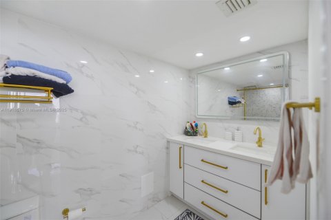 Condo in North Bay Village, Florida, 2 bedrooms  № 1973938 - photo 23