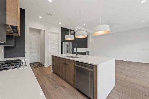 Townhouse in Winter Park, Florida 3 bedrooms, 191.66 sq.m. № 1063945 - photo 12