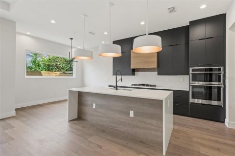 Townhouse in Winter Park, Florida 3 bedrooms, 191.66 sq.m. № 1063945 - photo 8