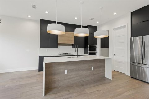 Townhouse in Winter Park, Florida 3 bedrooms, 191.66 sq.m. № 1063945 - photo 6