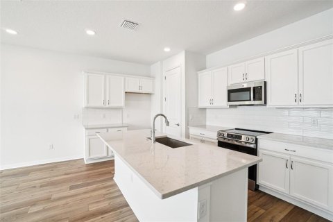 Townhouse in San Antonio, Florida 3 bedrooms, 166.11 sq.m. № 1844316 - photo 8