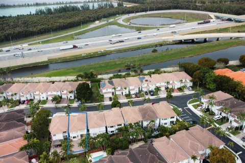 Adosado en venta en Doral, Florida, 3 dormitorios, 214.79 m2 № 2030868 - foto 2
