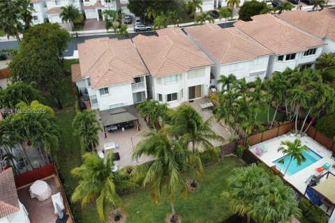 Adosado en venta en Doral, Florida, 3 dormitorios, 214.79 m2 № 2030868 - foto 9