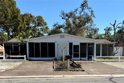 Commercial property in Bradenton, Florida 6 bedrooms, 157.56 sq.m. № 2099124