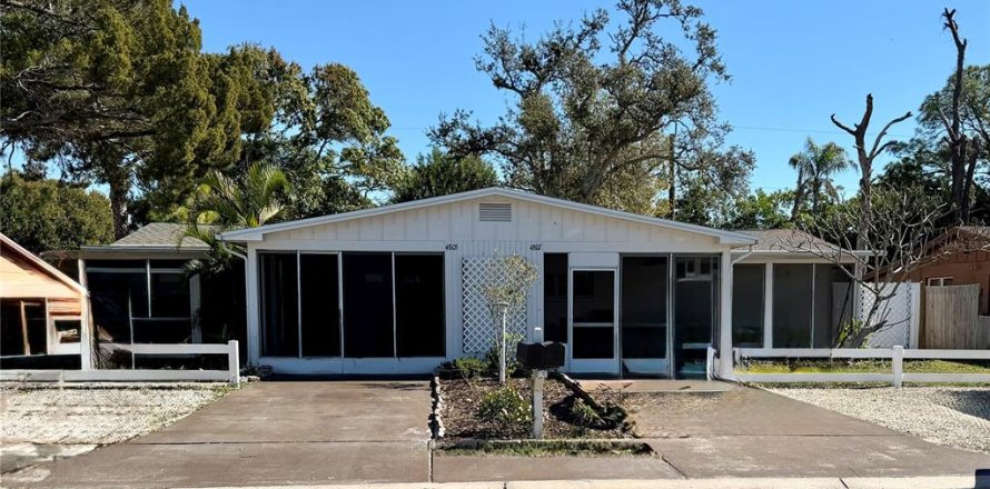 Commercial property in Bradenton, Florida 6 bedrooms, 157.56 sq.m. № 2099124