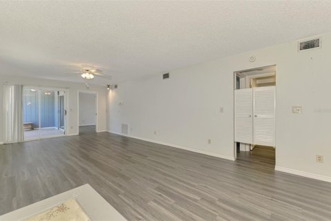 Condo in Rotonda, Florida, 2 bedrooms  № 1722578 - photo 9