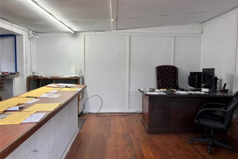 Купить коммерческую недвижимость в Силвер-Спрингс-Шорс, Флорида 211.82м2, № 1532695 - фото 13