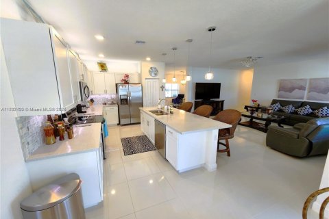 Casa en venta en Miami, Florida, 4 dormitorios, 260.5 m2 № 1468947 - foto 12