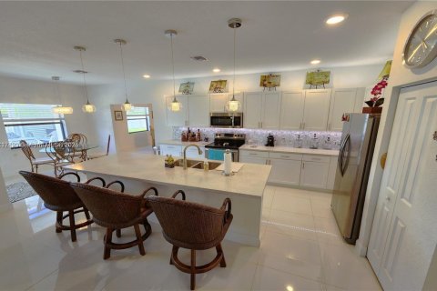 Casa en venta en Miami, Florida, 4 dormitorios, 260.5 m2 № 1468947 - foto 11