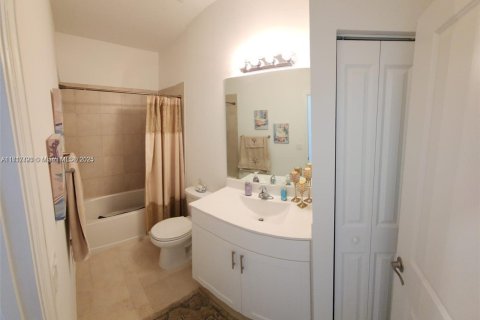 Casa en venta en Miami, Florida, 4 dormitorios, 260.5 m2 № 1468947 - foto 26