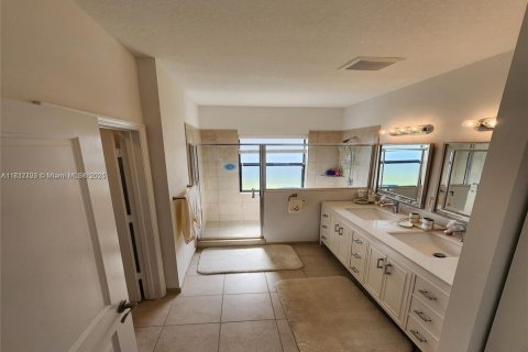 Casa en venta en Miami, Florida, 4 dormitorios, 260.5 m2 № 1468947 - foto 21