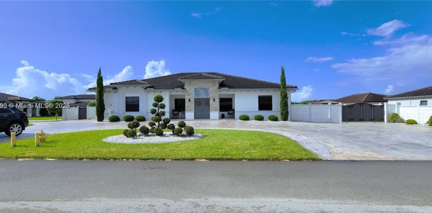 Casa en Miami, Florida 4 dormitorios, 260.5 m2 № 1468947