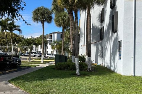 Condominio en alquiler en Miami, Florida, 2 dormitorios, 86.96 m2 № 2010440 - foto 17