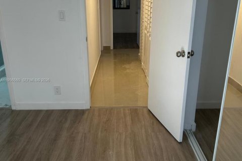 Condominio en alquiler en Miami, Florida, 2 dormitorios, 86.96 m2 № 2010440 - foto 16