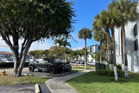 Condominio en alquiler en Miami, Florida, 2 dormitorios, 86.96 m2 № 2010440 - foto 18