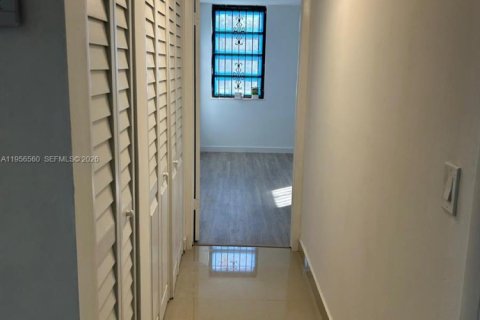 Condominio en alquiler en Miami, Florida, 2 dormitorios, 86.96 m2 № 2010440 - foto 11