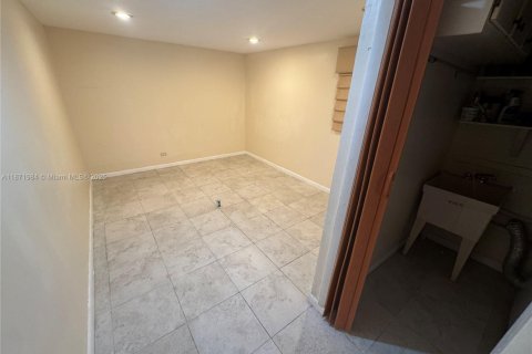 Townhouse in Lauderhill, Florida 3 bedrooms, 143.07 sq.m. № 1979756 - photo 13