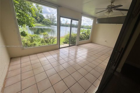 Townhouse in Lauderhill, Florida 3 bedrooms, 143.07 sq.m. № 1979756 - photo 14