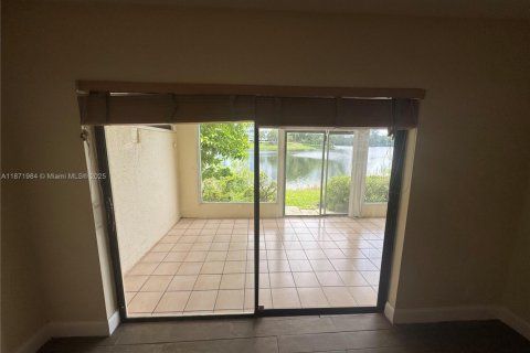 Townhouse in Lauderhill, Florida 3 bedrooms, 143.07 sq.m. № 1979756 - photo 11