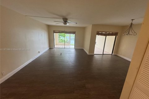 Townhouse in Lauderhill, Florida 3 bedrooms, 143.07 sq.m. № 1979756 - photo 6