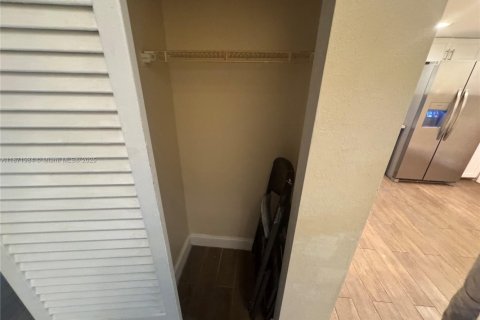 Townhouse in Lauderhill, Florida 3 bedrooms, 143.07 sq.m. № 1979756 - photo 7