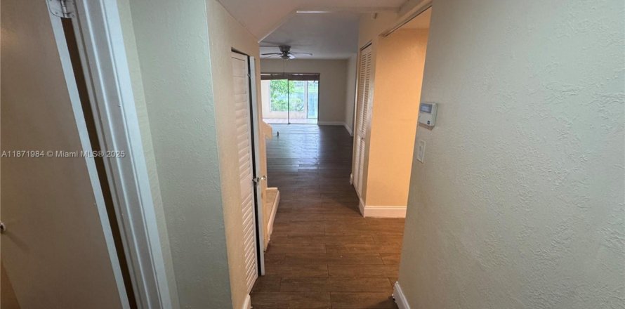 Townhouse in Lauderhill, Florida 3 bedrooms, 143.07 sq.m. № 1979756